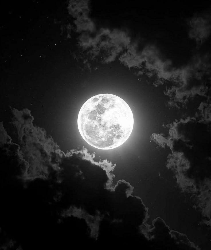 Pleine lune éclatante entourée de nuages sombres